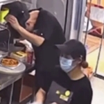 员工向比萨狂撒头皮屑，尊宝比萨回应：已报警，全国门店开展食品安全排查