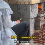 高三女孩灶台旁用烧火棍画画，火光作底色，柴炭绘梦想