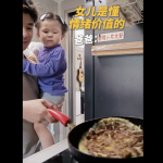 摊饼届迎来了最权威的选手，女儿不停夸赞“爸爸棒”暖心捧场